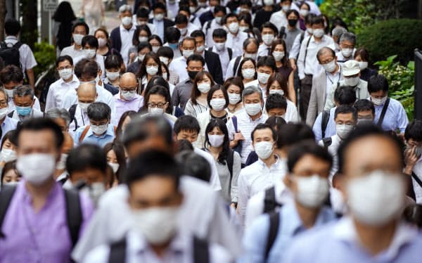 マスク姿で通勤する人たち(16日午前、東京都中央区)