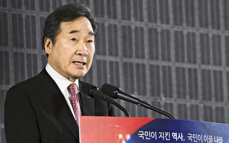 李洛淵前首相は韓国次期大統領選レースでも首位をひた走る(2019年4月、ソウル)=共同 李洛淵前首相は韓国次期大統領選レースでも首位をひた走る(2019年4月、ソウル)=共同
