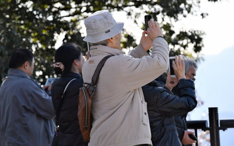 高尾山頂で写真を撮る高齢者(東京都八王子市) 高尾山頂で写真を撮る高齢者(東京都八王子市)