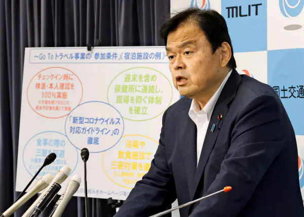 記者会見する赤羽国交相(17日午前、国交省)=共同