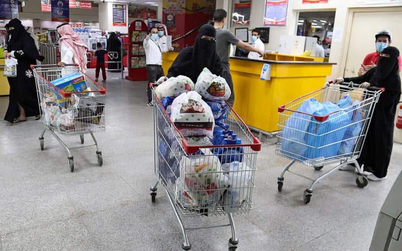 付加価値税増税前の駆け込みで、大量に買い物をするサウジ国民も多かった=ロイター 付加価値税増税前の駆け込みで、大量に買い物をするサウジ国民も多かった=ロイター
