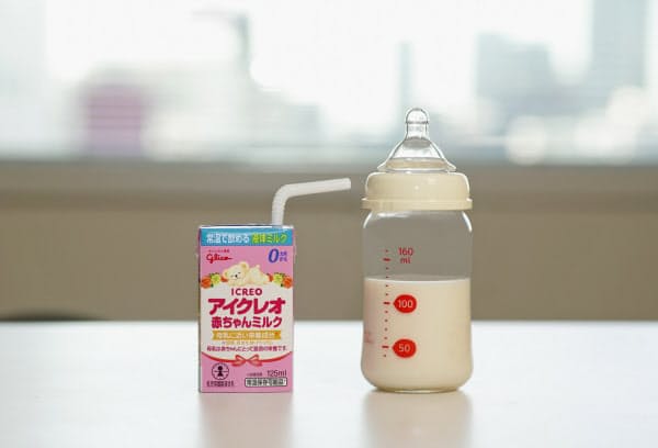 グリコは多胎児を育てる家庭向けに液体ミルクを半額で販売する