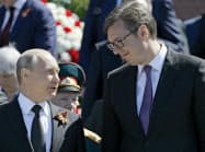 セルビアのブチッチ大統領(右)と歴史的に同国と関係の深いロシアのプーチン大統領=AP セルビアのブチッチ大統領(右)と歴史的に同国と関係の深いロシアのプーチン大統領=AP