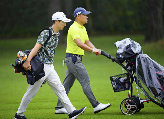 男子ゴルフ 開幕 セルフプレーで無名の若手躍動 日本経済新聞