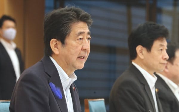 経済財政諮問会議と未来投資会議の合同会議であいさつする安倍首相(17日、首相官邸)