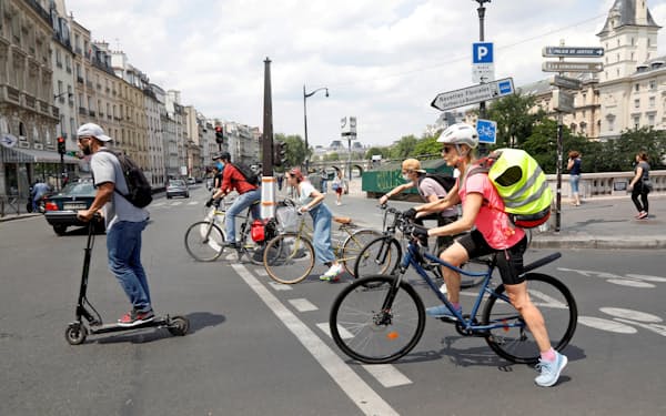 世界的に自転車の利用が増えている（6月、パリ）=ロイター