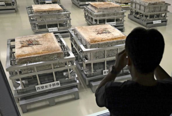 修復施設で始まった国宝・高松塚古墳壁画の一般公開(18日午前、奈良県明日香村)=共同