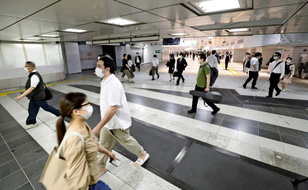 Jr新宿駅に東西自由通路 改札外で行き来しやすく 日本経済新聞