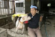 大型犬の「エール」とともに被災した自宅で生活を続ける松尾啓一さん(14日、熊本県人吉市)=共同 大型犬の「エール」とともに被災した自宅で生活を続ける松尾啓一さん(14日、熊本県人吉市)=共同