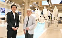 「UNIQLO TOKYO」で新たな売り場作りについて語り合う工藤店長(左)と石津祥介さん（東京都中央区）