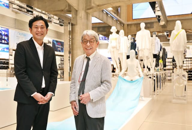 「UNIQLO TOKYO」で新たな売り場作りについて語り合う工藤店長(左)と石津祥介さん（東京都中央区）