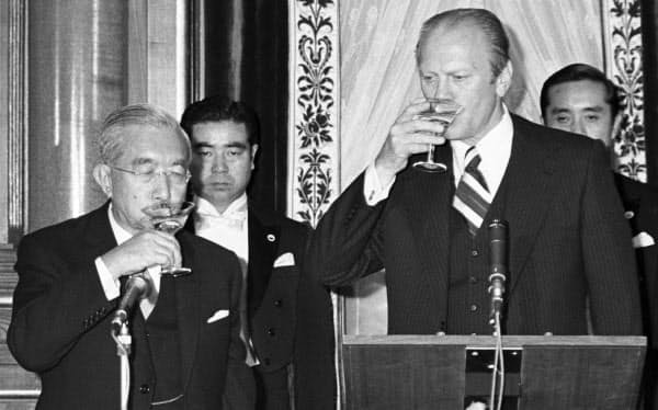 現職の米国大統領として初来日し、昭和天皇と乾杯するフォード大統領(右)=1974年11月(共同)