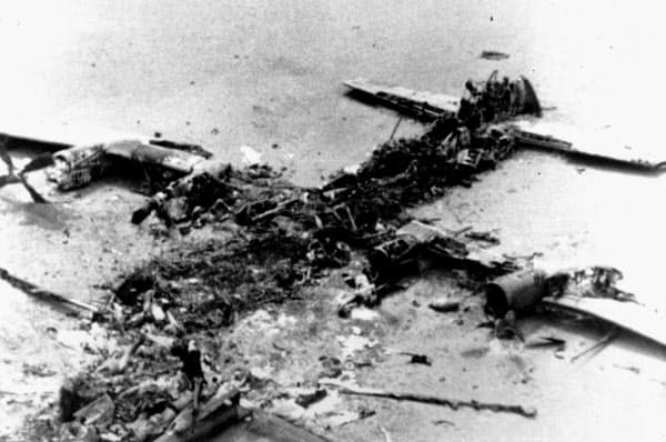 イランの米大使館人質事件で救出作戦に失敗し、大破した米軍輸送機。カーター大統領の支持率は下落した(1980年4月)=AP