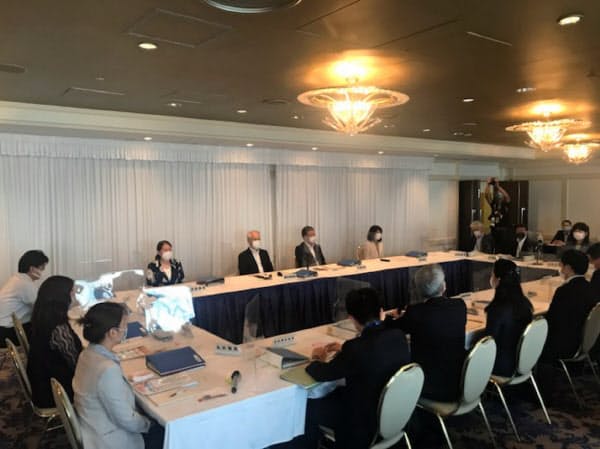 最低賃金の目安を決める中央最低賃金審議会(厚生労働相の諮問機関)の審議は20日夜、いったん打ち切った。