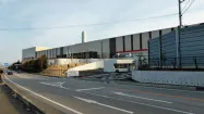 神戸製鋼所が開館する真岡発電所の見学施設「みらいん」(左奥、栃木県真岡市) 神戸製鋼所が開館する真岡発電所の見学施設「みらいん」(左奥、栃木県真岡市)
