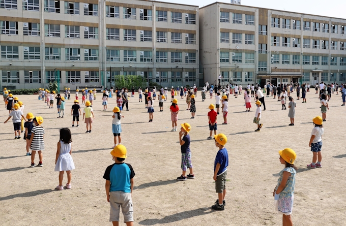 新型コロナ さあ短い夏休み 名古屋の小中学校 終業式は8月末 日本経済新聞