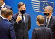 オランダのルッテ首相(中央)など「倹約4カ国」のリーダーは復興基金案に強硬に反対している=ロイター オランダのルッテ首相(中央)など「倹約4カ国」のリーダーは復興基金案に強硬に反対している=ロイター
