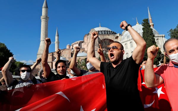 アヤソフィアのモスク化を喜ぶ人々（10日、イスタンブール）=ロイター