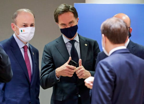 満足げな表情を示すオランダのルッテ首相(中)(21日、ブリュッセル)=ロイター