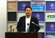 記者会見する山梨県の長崎幸太郎知事(21日、甲府市内) 記者会見する山梨県の長崎幸太郎知事(21日、甲府市内)