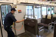 12月末までに同支社所属の全車両に処理を施す(21日、岡山市の岡山電車区) 12月末までに同支社所属の全車両に処理を施す(21日、岡山市の岡山電車区)