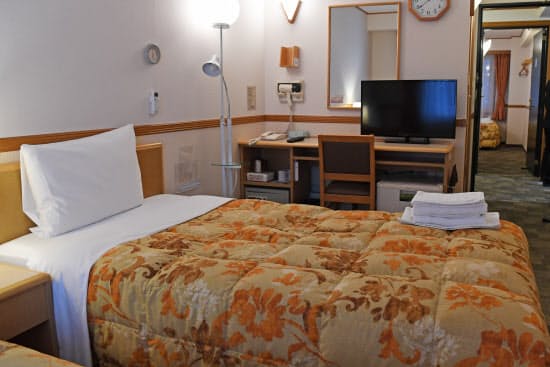 新型コロナウイルスの軽症者などを収容するために東京都が確保したホテル客室(4月、東京都内)