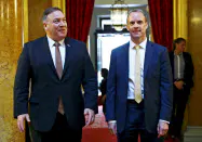 21日、ポンペオ米国務長官(左)とラーブ英外相は両国の特別な関係を国内外にアピールした=ロイター 21日、ポンペオ米国務長官(左)とラーブ英外相は両国の特別な関係を国内外にアピールした=ロイター