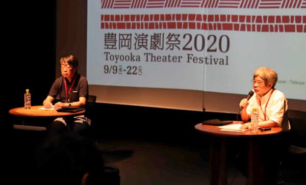 開催発表記者会見に出席したフェスティバルディレクターの平田オリザ(右)と中貝宗治・豊岡市長
