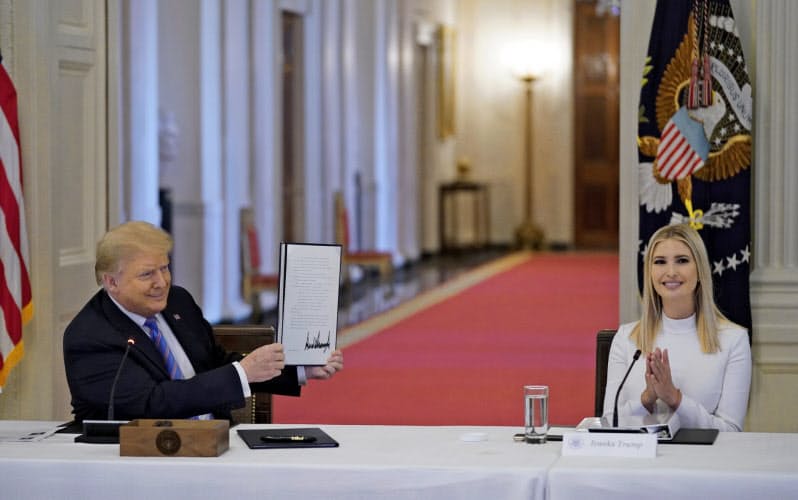イバンカ氏(右)の政権内の役割は失業者への助言にとどまらない=AP
イバンカ氏(右)の政権内の役割は失業者への助言にとどまらない=AP