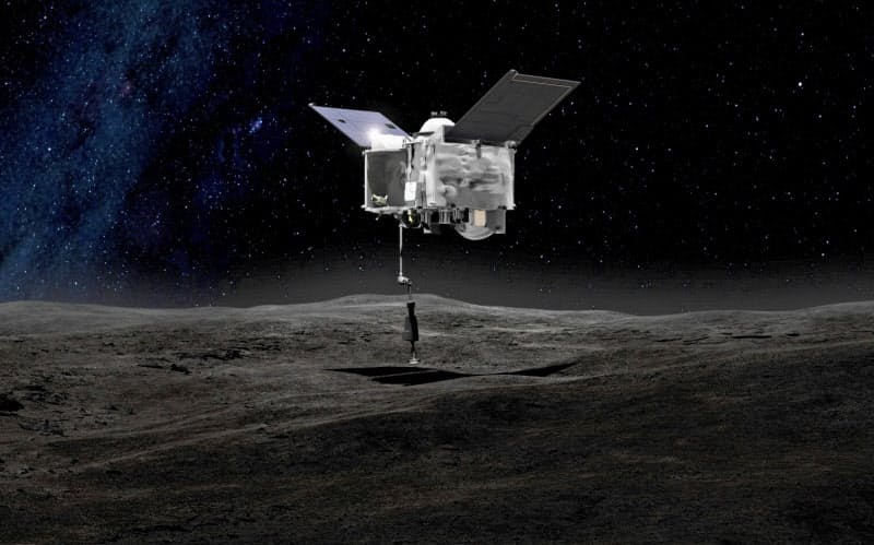 小惑星ベンヌに着陸し、砂などを採取する米探査機オシリス・レックスのイメージ=NASA提供 小惑星ベンヌに着陸し、砂などを採取する米探査機オシリス・レックスのイメージ=NASA提供
