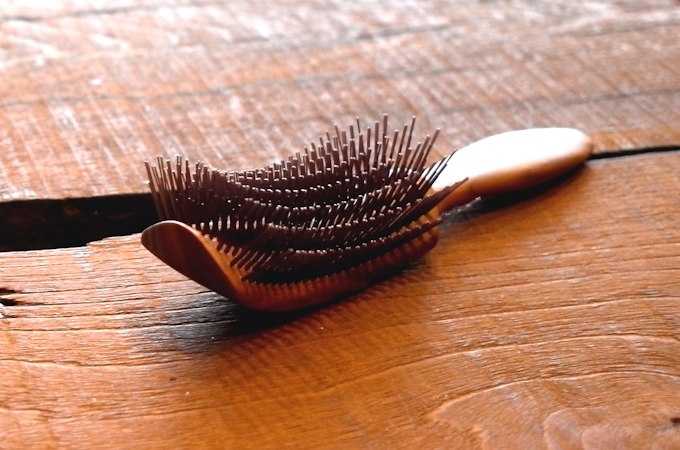 美容品のルーズ 髪の量感出せるヘアブラシ 日本経済新聞