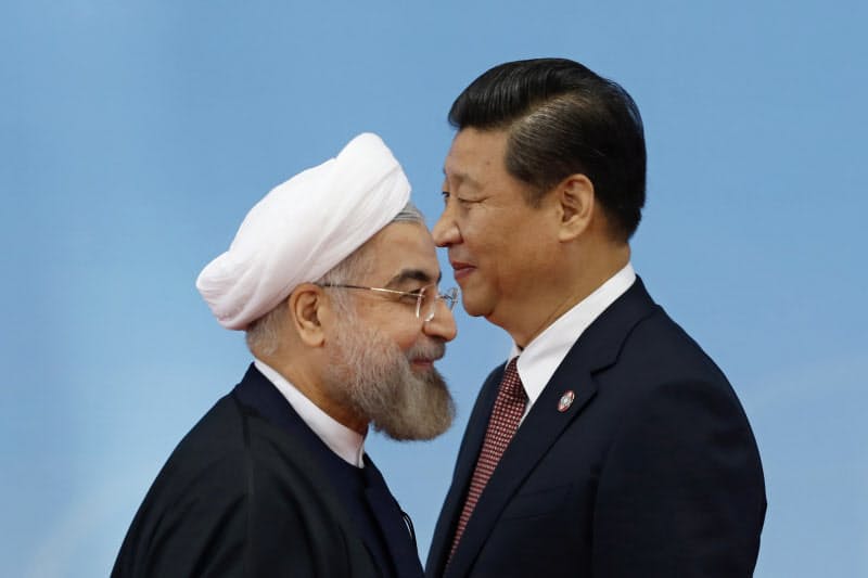 米国と対立を深めるイランのロウハニ大統領(左)は中国の習近平国家主席との関係強化をテコに自国経済の改善を狙う=ロイター 米国と対立を深めるイランのロウハニ大統領(左)は中国の習近平国家主席との関係強化をテコに自国経済の改善を狙う=ロイター