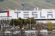 テスラのフリーモント工場(米カリフォルニア州)。かつてはトヨタとゼネラル・モーターズ(GM)の合弁会社の工場だった=ロイター