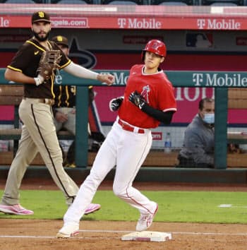 パドレス戦の3回、左前打を放ったエンゼルス・大谷(22日、アナハイム)=共同