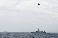 インドネシアは2020年1月に同国領ナトゥナ諸島周辺に軍艦と戦闘機を派遣した=ロイター インドネシアは2020年1月に同国領ナトゥナ諸島周辺に軍艦と戦闘機を派遣した=ロイター