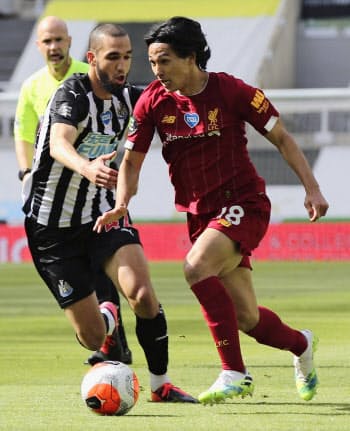 ニューカッスル戦の前半、競り合うリバプールの南野=右(26日、ニューカッスル)=共同