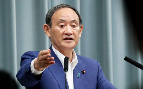 記者会見する菅官房長官(27日午前、首相官邸)