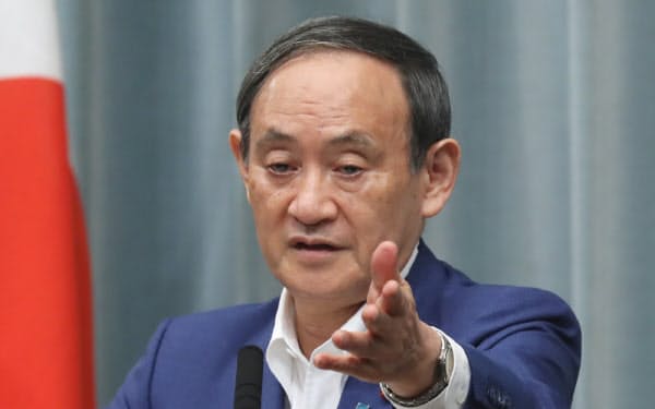 記者会見する菅官房長官(27日午前、首相官邸)