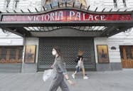 新型コロナの影響で休演が続くロンドンの劇場(6月)=英PA通信・共同 新型コロナの影響で休演が続くロンドンの劇場(6月)=英PA通信・共同