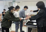 丸の内ビジネス専門学校(長野県松本市)は困窮する留学生に現金や食料品などを配布した(5月)=同校提供 丸の内ビジネス専門学校(長野県松本市)は困窮する留学生に現金や食料品などを配布した(5月)=同校提供