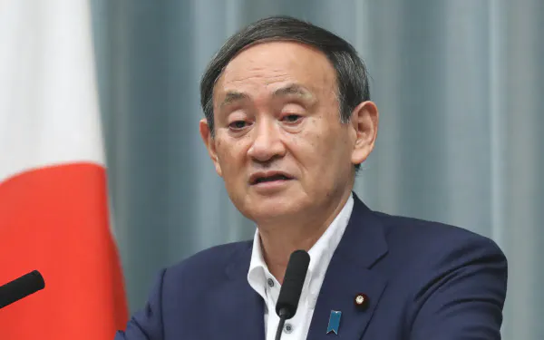 記者会見する菅官房長官(28日午前、首相官邸)