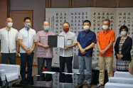 玉城知事に要請する加藤代表(左から2人目)と森岡CEO(右から3人目)ら(27日、沖縄県庁) 玉城知事に要請する加藤代表(左から2人目)と森岡CEO(右から3人目)ら(27日、沖縄県庁)