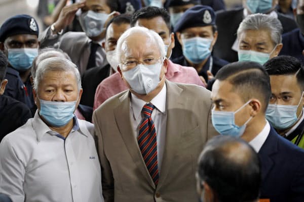 クアラルンプール高等裁判所に入るナジブ元首相(28日)=AP