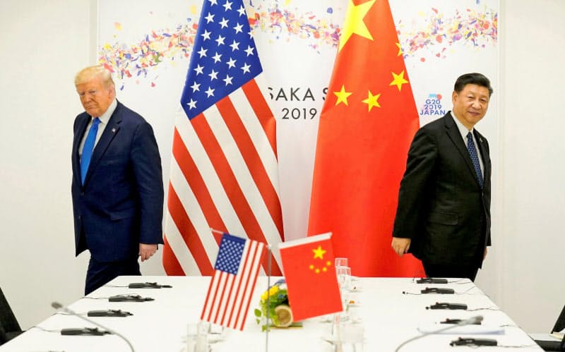 G20大阪サミットに合わせて開かれた首脳会談に出席する、米国のトランプ大統領(左)と中国の習近平国家主席(2019年6月29日、大阪市)=ロイター G20大阪サミットに合わせて開かれた首脳会談に出席する、米国のトランプ大統領(左)と中国の習近平国家主席(2019年6月29日、大阪市)=ロイター