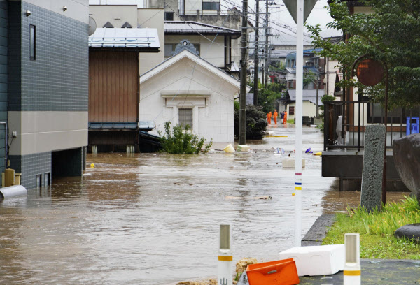 東北や北陸で記録的大雨 前線停滞 浸水相次ぐ 日本経済新聞