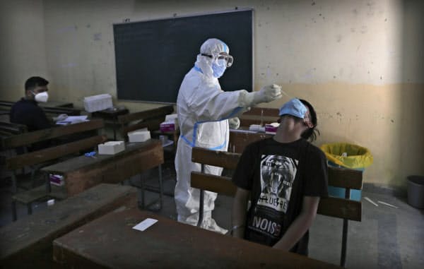 インドは感染拡大が止まらない(28日、ニューデリー)=AP