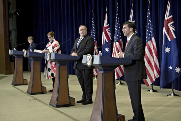 共同記者会見する米豪の外務、防衛担当の閣僚(28日、ワシントン)=AP