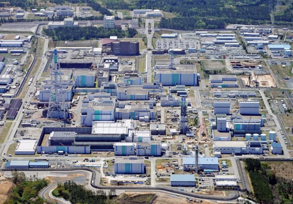 日本原燃の使用済み核燃料再処理工場(5月、青森県六ケ所村)=共同