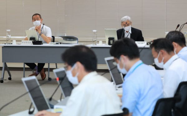 日本原燃の使用済み核燃料再処理工場(青森県六ケ所村)の安全性について議論する原子力規制委員会の更田委員長(奥左)ら=29日午前、東京都港区