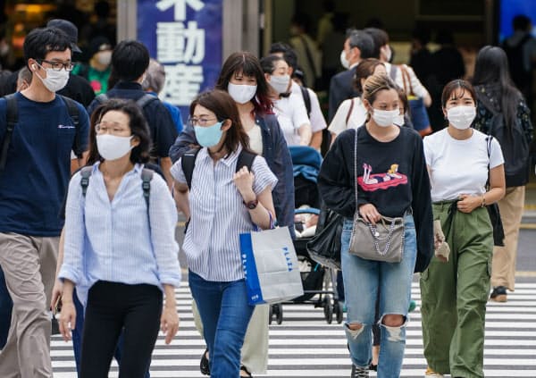 重症化リスクの高い年齢層への感染拡大が懸念される(29日、東京都新宿区)